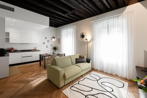 sala de estar con sofá y cocina en TRIESTinn - Suite Borsa, en Trieste