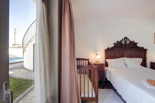 una camera con letto e vista su un balcone di Moinho de Paradela a Paradela