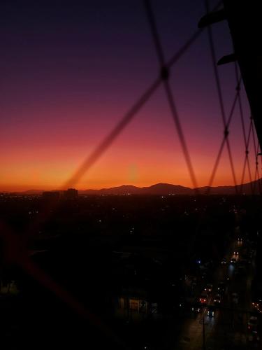 una puesta de sol desde la cima de una noria en Suit cerca aeropuerto y centro de la ciudad, en Santiago