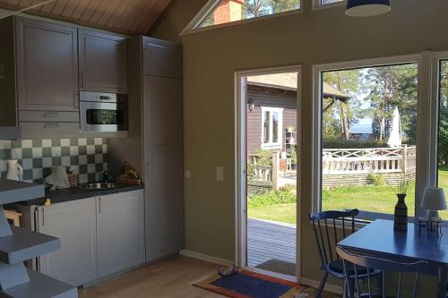 uma cozinha com uma porta aberta para um quintal em Trevligt gästhus nära Vänern och badplats em Hammarö