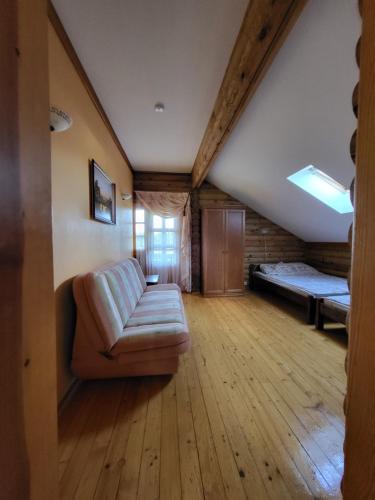 Ένα ή περισσότερα κρεβάτια σε δωμάτιο στο Antano Budriaus sodyba
