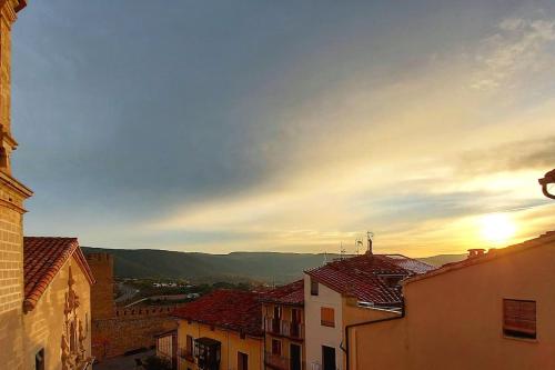 a view of a city with buildings and the sunset at Céntrico dúplex con vistas, en Morella in Morella