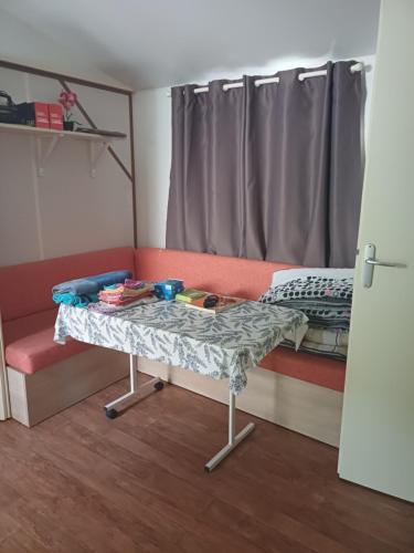 a small room with a table and a bed at Mobil-home proche St Trop in Gassin