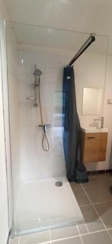 y baño con ducha y lavamanos. en La Grangette 24540 Vergt de Biron, en Saint-Martin-de-Villeréal