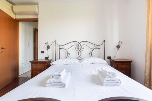 GuestHost - Apartment with Balcony nearby M3 Subway Yellow Line