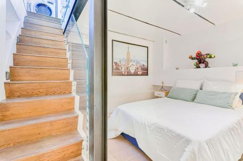 une chambre avec un lit et un escalier dans l'établissement Renovated Design Apartment In Montparnasse, à Paris