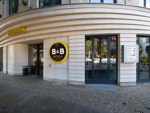 ベルリンにあるB&B Hotel Berlin-Charlottenburgの表面に阿波文字が書かれた建物