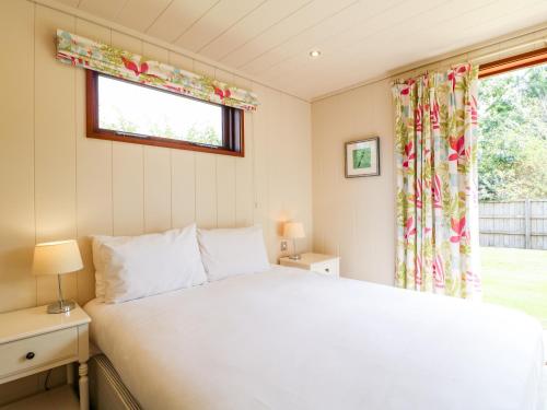 CottesmoreにあるBarrowdenのベッドルーム(ベッド1台、窓付)