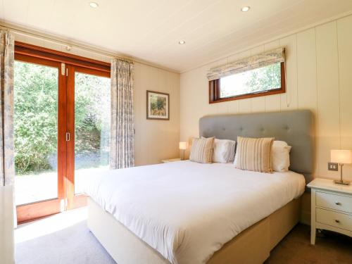 ein Schlafzimmer mit einem großen Bett und einem Fenster in der Unterkunft Brooke in Cottesmore