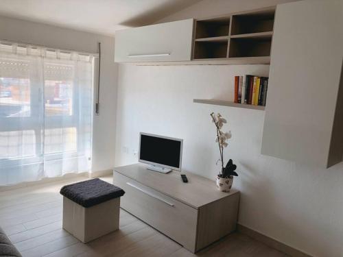 a living room with a desk with a computer on it at Luis Apartment - Appartamento per single o coppia R7265 in Nuoro