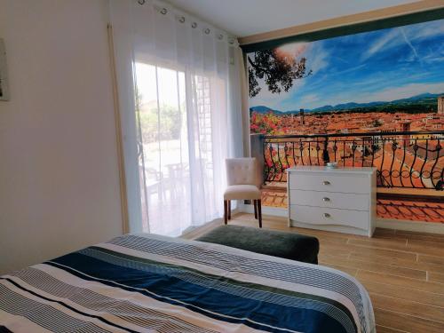 1 Schlafzimmer mit einem Bett und einem Balkon mit einem Fenster in der Unterkunft Le Pouy, Jardin, Terrasse & Stationnement in Saint-Vincent-de-Paul