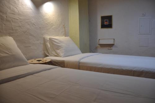 um quarto de hotel com duas camas num quarto em Casinhas de S. Francisco T2 Azeitona by LovelyStay em Freixo de Espada à Cinta