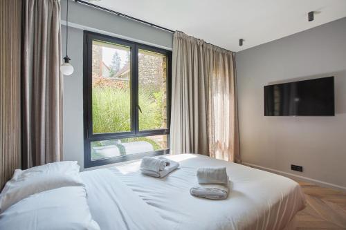 1 dormitorio con cama y ventana grande en Studio in Neuilly Porte Maillot by Studio prestige, en Neuilly-sur-Seine