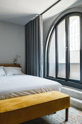 Postel nebo postele na pokoji v ubytování Lisbon Five Stars Alcântara Lofts