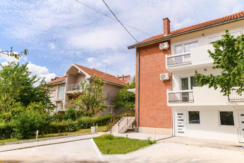 an apartment building with a brick wall at Sunflower Apartmani in Soko Banja