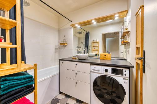 a laundry room with a washer and dryer at Cozy Landy - Charmant appt pour 4 in Saint-Denis