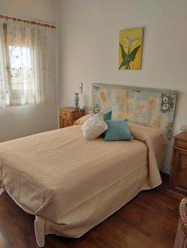 Lecrin的住宿－Casa El Naranjo Azul Granada，一间卧室,卧室内配有一张大床