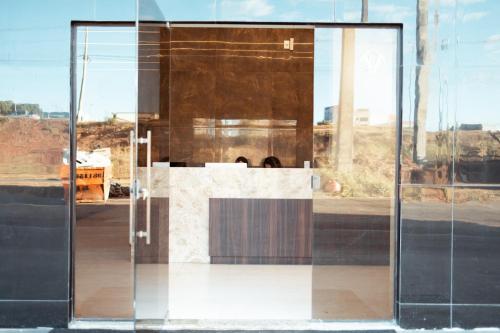 uma porta de vidro com duas pessoas dentro dela em Roma Hotel by H Hotéis - Airport em Brasília