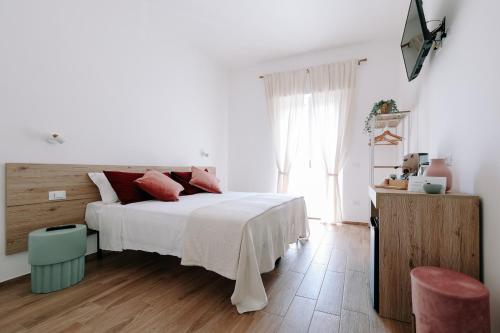 ein weißes Schlafzimmer mit einem Bett und einem Fenster in der Unterkunft PRIMO RENT ROOM in Mesagne
