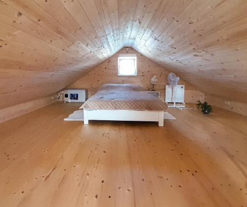 にあるSłodki Zakątek Spa Jacuzzi&Saunaの木製天井の広いベッドルーム1室