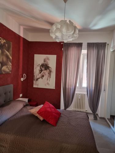 Un dormitorio con una cama grande y una lámpara de araña. en Juno Apartments ( Giove e Saturno), en Roma