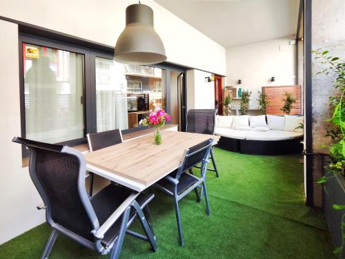 a dining room with a wooden table and chairs at Increíble apartamento de lujo en Terrassa in Terrassa