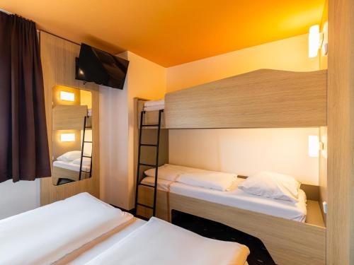- une chambre avec 2 lits superposés dans l'établissement B&B Hotel Essen, à Essen