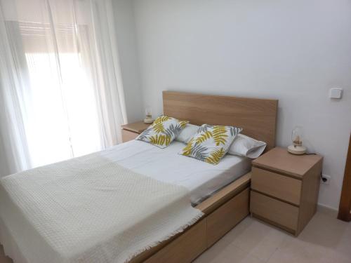 - une chambre avec un grand lit et une fenêtre dans l'établissement Apartament Ca l'Eudald Parelles, à Besalú