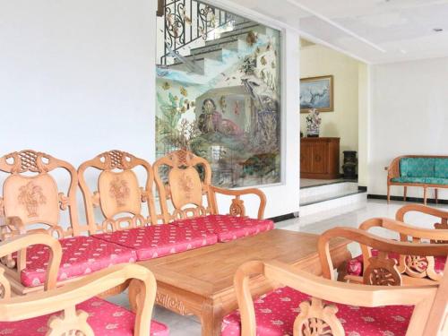 - une salle à manger avec une table et des chaises en bois dans l'établissement Villa Hijau Bandungan, à Bandungan