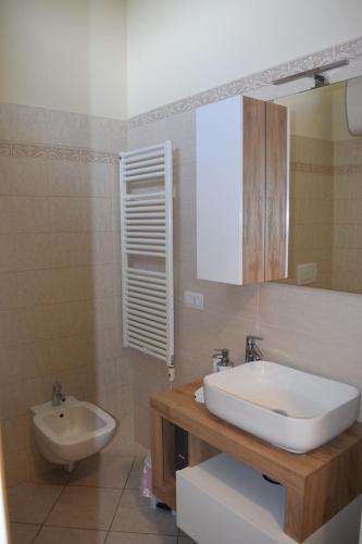 Un baño de Appartamento con Aria Condizionata per 4 Persone a 1 Minuto dalla Stazione La Spezia Migliarina