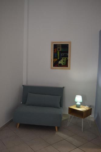 sala de estar con sofá azul y mesa en Appartamento con Aria Condizionata per 4 Persone a 1 Minuto dalla Stazione La Spezia Migliarina en La Spezia