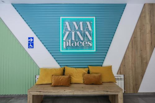 マドリードにあるAmazINN Places Chamberiの青い壁の客室で、枕付きのベンチが備わります。