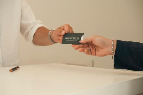 eine Person, die eine Karte vor einem Tisch hält in der Unterkunft Copacabana Hotel Design in Margherita di Savoia