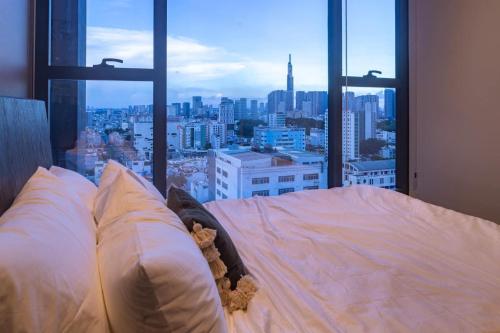 um quarto com uma cama e vista para a cidade em MarQ Dic1 Hồ Chí Minh em Ho Chi Minh
