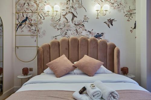 - un lit avec une grande tête de lit en bois dans une chambre dans l'établissement Apartment Saint Germain des Près by Studio prestige, à Paris