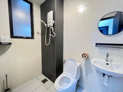uma casa de banho com um WC e um lavatório em RiverView 8PAX 2BR in KBtown Netflix, Wi-Fi B-3A-5 em Kota Bharu