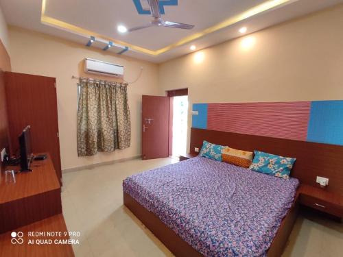 a bedroom with a bed and a tv in it at Baranti Eco Tourism Resort, Muradi 