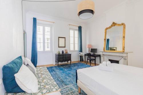 a bedroom with a bed and a fireplace and a mirror at Superbe Appart Marseille/Vieux Port/grande Loggia in Marseille