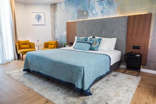 Postel nebo postele na pokoji v ubytování Caesar Premier Tiberias Hotel
