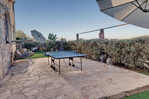 Stolní tenis v ubytování וילה לוזון - וילה מקסימה עם בריכה פרטית בכרם בן זמרה nebo okolí