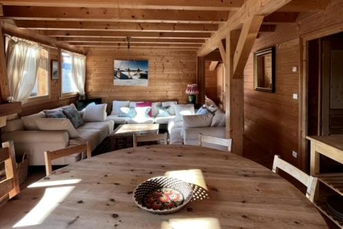 uma sala de estar com uma mesa e um sofá em Chalet Pierre, Les Gets em Les Gets
