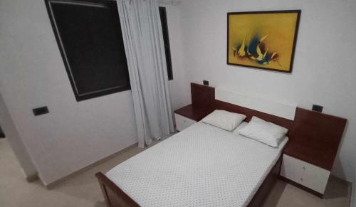 niewielka sypialnia z łóżkiem i oknem w obiekcie Apartamento Avenida w mieście Sal Rei