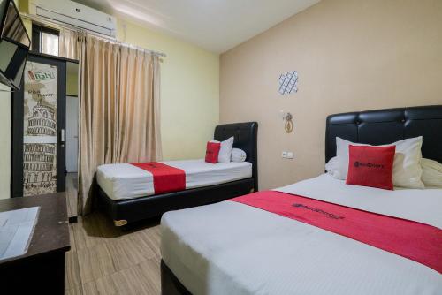 A bed or beds in a room at RedDoorz near Surabaya Town Square
