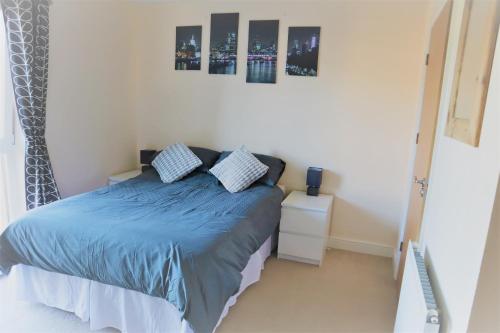 En eller flere senger på et rom på 2BR Apt in Crawley w Parking - Near Gatwick