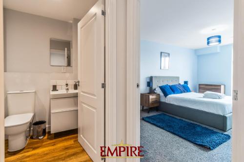 Un dormitorio con una cama, un lavabo y un inodoro. en 1 Bedroom Apartments in Digbeth, en Birmingham