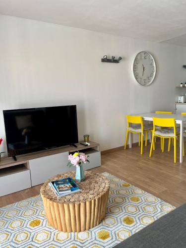 Perle rare à 250m de la plage ! Climatisé avec Parking, balcon & WiFi