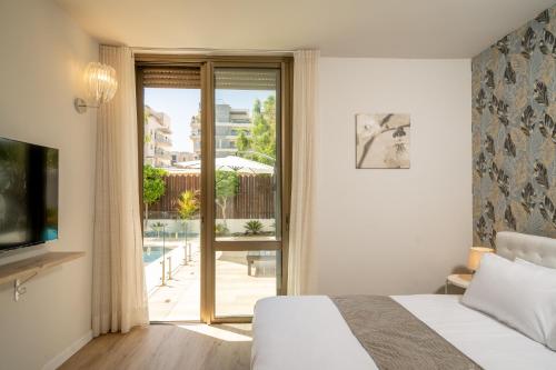 a bedroom with a bed and a sliding glass door at Ella Sun Villa Geffen in Eilat