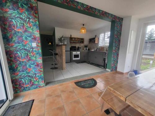 uma sala de estar com uma cozinha e um espelho grande em VILLA TI COIN FRAIS em La Plaine des Palmistes