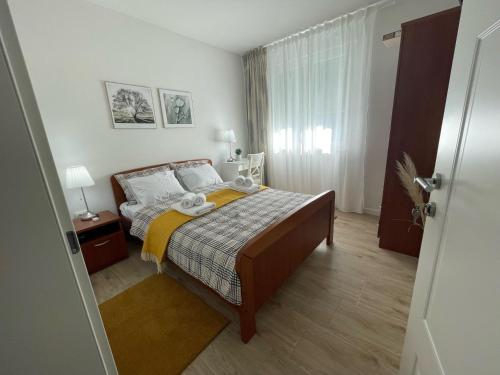 een kleine slaapkamer met een bed en een raam bij Opatovina in Topusko