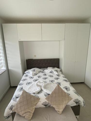 una camera da letto con un grande letto con armadi bianchi di 1A01-Superbe appartement lumineux netflix gratuit a Charleroi